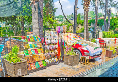Les casiers avec des souvenirs dans la rue, à côté du parc touristique, les tapis et carpettes couvrir la voiture, Antalya, Turquie. Banque D'Images