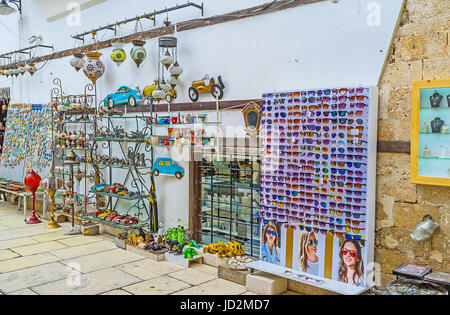 Antalya, Turquie - 6 mai 2017 : le marché du tourisme avec une large gamme de lunettes de soleil, des aimants, des lampes d'Arabie et d'autres souvenirs, le 6 mai à Antalya. Banque D'Images