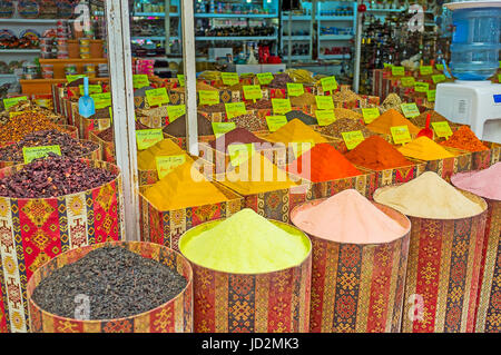 ANTALYA, TURQUIE - 6 mai 2017 : Le vieux bazar à Kaleici district offre une grande quantité d'épices, herbes, poudre de thé turc aromatisé avec différentes Banque D'Images