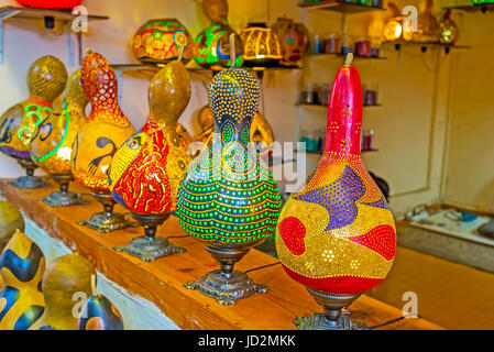 ANTALYA, TURQUIE - 6 mai 2017 : Les pièces d'artisanat uniques - les nuances de citrouille séchées avec des coquilles et des trous sculptés en stand d'O Banque D'Images