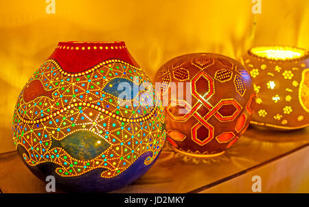 ANTALYA, TURQUIE - 6 mai 2017 : les lampes uniques et nuances de coquilles de citrouille séchées décoré de divers motifs et images, y compris poissons, flo Banque D'Images