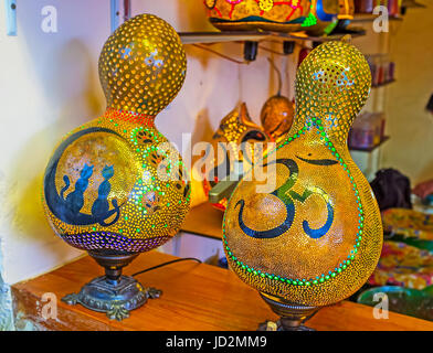 ANTALYA, TURQUIE - 6 mai 2017 : La conception unique de lampes et abat-jour, créé de citrouille séchées coquilles - artisans offrent des motifs, hindoues et bestial Banque D'Images