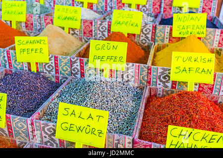 Les étals de Bazar sont pleins d'épices et herbes d'origine locale ou portées à partir d'un autre pays de l'Est, Antalya, Turquie. Banque D'Images