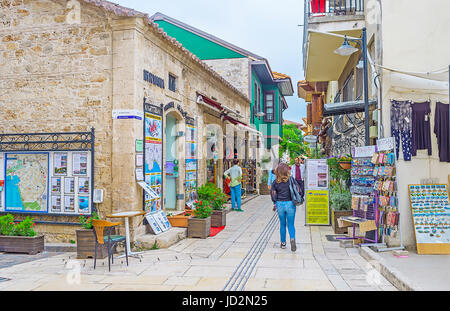 Antalya, Turquie - 6 mai 2017 : l'étroite rue touristique à Kaleici avec de nombreux magasins, cafés et agences de voyage, le 6 mai à Antalya. Banque D'Images