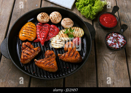 Ailes de poulet barbecue avec légumes grillés Banque D'Images