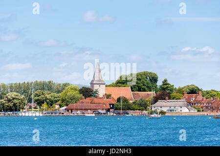 Vue panoramique de Bosham et Sainte Trinité Churchacross l'eau, un village côtier de la côte sud dans la région de Chichester Harbour, West Sussex, Angleterre du sud Banque D'Images