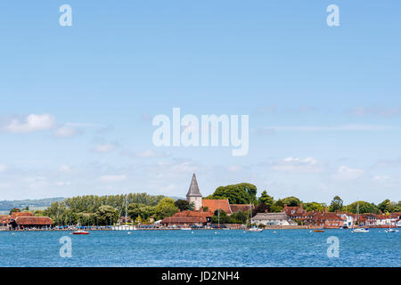 Vue panoramique de Bosham et Sainte Trinité Churchacross l'eau, un village côtier de la côte sud dans la région de Chichester Harbour, West Sussex, Angleterre du sud Banque D'Images