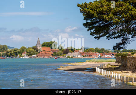 L'église Holy Trinity et les bâtiments historiques à Bosham, un village côtier vue sur Chichester Harbour sur la côte sud, West Sussex, Angleterre Banque D'Images