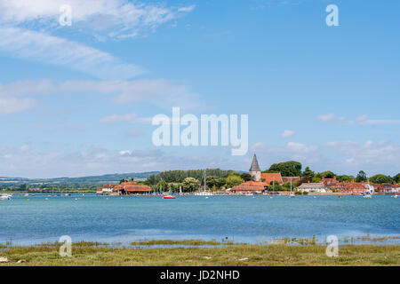 L'église Holy Trinity et les bâtiments historiques à Bosham, un village côtier vue sur Chichester Harbour sur la côte sud, West Sussex, Angleterre Banque D'Images