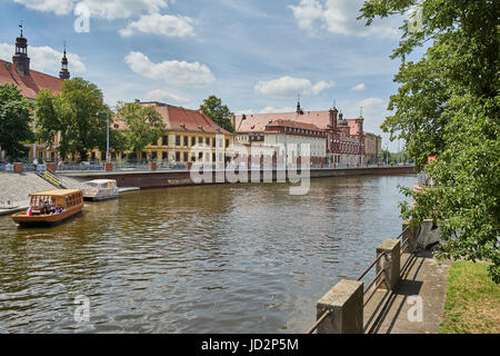 Bateau de plaisance sur la rivière Odra Ostrow Tumski Wroclaw Banque D'Images