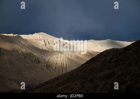 La lumière du soleil et d'orage, Mustang, au Népal. Banque D'Images