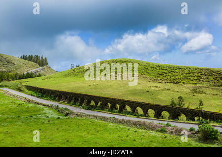 Ancien aqueduc de blue lake. bleu et vert des lacs sont situés dans le volcan cratères de l'île de Sao Miguel, partie des Açores. Banque D'Images