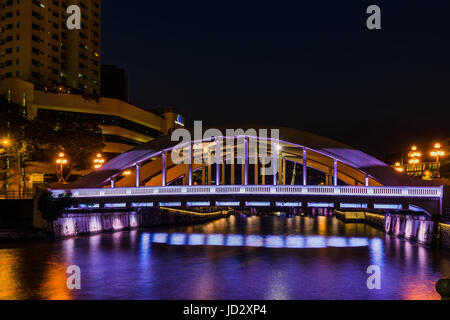 Pont Elgin et bateaux de touristes dans la nuit avec l'éclairage par la rivière Singapour Banque D'Images