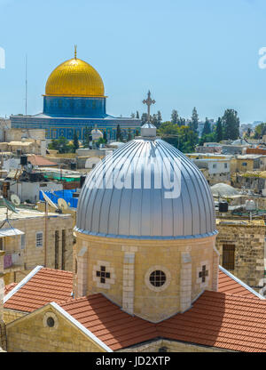 Vue sur les toits de n vieille ville de Jérusalem. Dome gris de l'église Notre Dame de l'Eglise arménienne (Spasme) et golden Dôme du Rocher. Banque D'Images