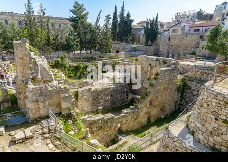 Ruines excavées de la piscine de Béthesda et l'Église de Jérusalem Banque D'Images