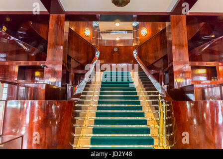 Vienne, Autriche, vue grand angle, intérieur vieil escalier Banque autrichienne, design d'intérieur vintage, lambris en bois, banque privée, architecture escalier intérieur de luxe historique Banque D'Images