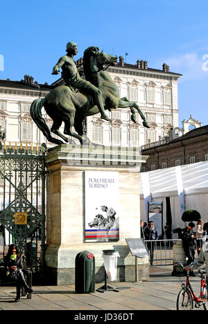 La statue de l'Equestrian au Palais Royal de Turin, Italie le 10/13/2015 Banque D'Images