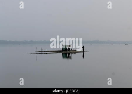 U-Bein Bridge/Amarapura - Myanmar 22 Janvier 2016 : un banc de sable sur le lac Taungthaman est utilisé pour le repos, l'abri quand il pleut et d'élevage ch Banque D'Images