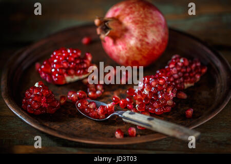 Ripe fruit grenade sur fond vintage Banque D'Images