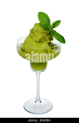 Smoothie Kiwi en verre large décoré de feuilles de menthe isolated on white Banque D'Images