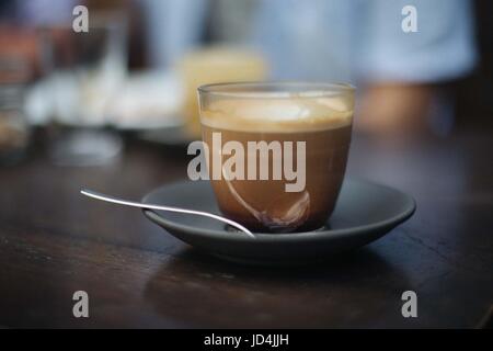 Cool photo d'une tasse de café en verre clair, fait pour sembler vintage. Banque D'Images