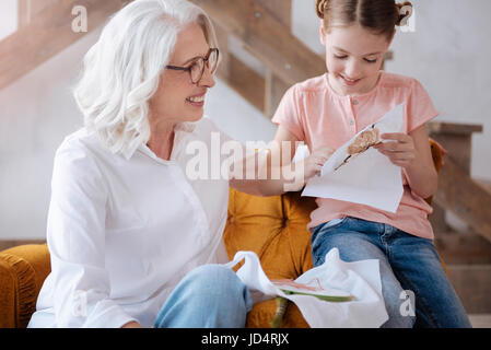 Femme habile ravie de broder avec sa petite-fille Banque D'Images