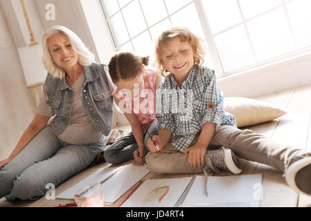 Heureux les enfants doués appréciant la peinture Banque D'Images