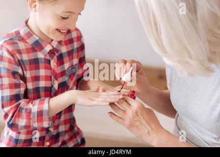 Ravi positive girl ses ongles manucurés Banque D'Images