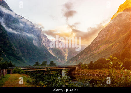 Vue magnifique sur le lever du soleil sur le fjord et les montagnes du pont dans le village norvégien de Gudvangen. La structure horizontale. Banque D'Images