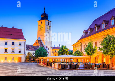 Sibiu, Roumanie. Tour du conseil dans la Grande Place, la Transylvanie. Banque D'Images