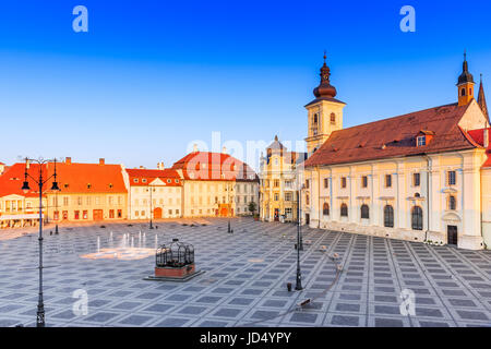 Sibiu, Roumanie. Grand carré (Piata Mare) avec la Mairie et le Palais Brukenthal en Transylvanie. Banque D'Images