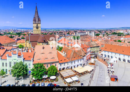 Sibiu, Roumanie, la tour de la cathédrale Luthérienne et petit carré (Piata Mica). Banque D'Images