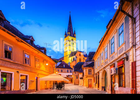 Sibiu, Roumanie, la tour de la cathédrale Luthérienne dans le petit carré (Piata Mica). Banque D'Images