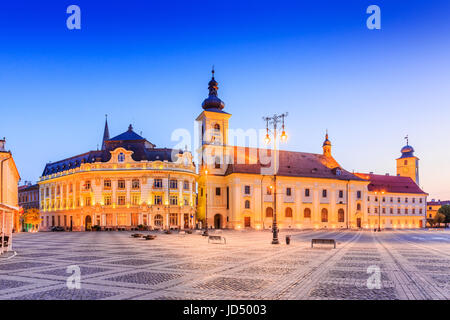 Sibiu, Roumanie. L'Hôtel de Ville et Palais Brukenthal en Transylvanie. Banque D'Images