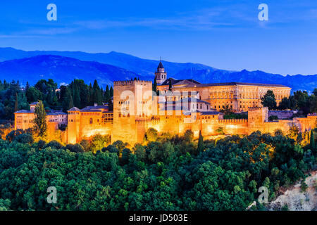 Alhambra de Grenade, Espagne. Forteresse de l'Alhambra au crépuscule. Banque D'Images