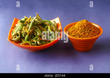 Close up of Indian masala avec achar de mangues sèches tranche dans la cuvette. Banque D'Images