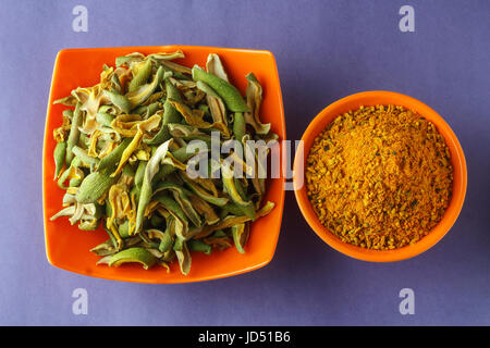 Close up of Indian masala avec achar de mangues sèches tranche dans la cuvette. Banque D'Images