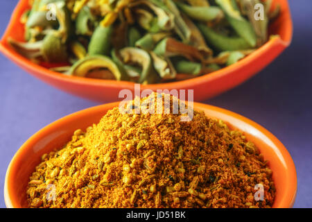 Close up of Indian masala avec achar de mangues sèches tranche dans bol Banque D'Images