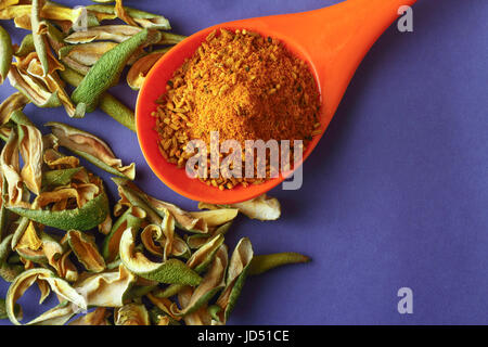 Close up of Indian masala avec achar de mangues sèches tranche dans une cuillère Banque D'Images