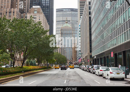 NEW YORK - 24 septembre 2016 : Park Avenue vers le bâtiment et la Metlife Helmsley building Banque D'Images