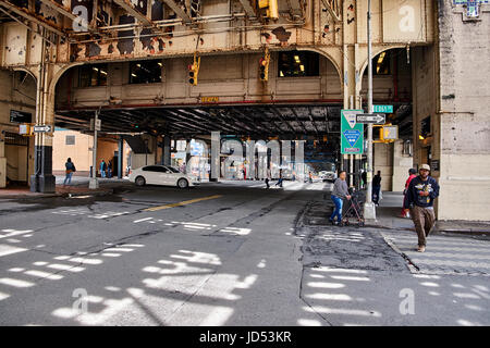 NEW YORK - 27 septembre 2016 : passages sous le pont ferroviaire à l'East 161 Street à proximité de Yankee Stadium dans le Bronx Banque D'Images