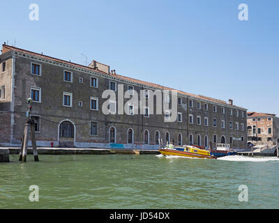 Bateau ambulance de Venise par l'hôpital sur Castello Banque D'Images