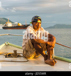 Be Hell-Ville, Madagascar - Le 19 décembre 2015 : Malagasy batelier naviguant dans les rayons du soleil couchant sur le bateau dans Andavakotakona Bay, près de Be Hell-Ville Banque D'Images