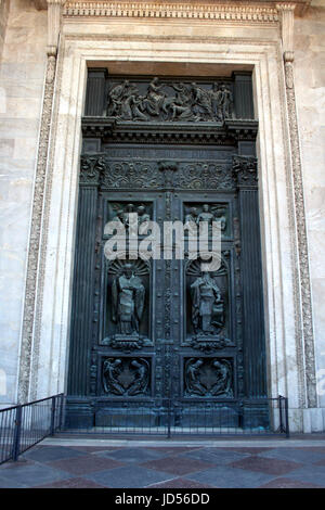 Reliefs sur les portes de bronze de la cathédrale Saint-Isaac à Saint-Pétersbourg - Russie Banque D'Images