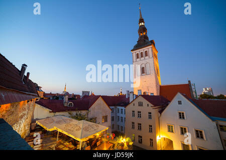 TALLINN, ESTONIE - JUL 22,2016 : Église Saint-Nicolas - Niguliste Kirik et maisons autour. Vue de nuit d'été. Banque D'Images