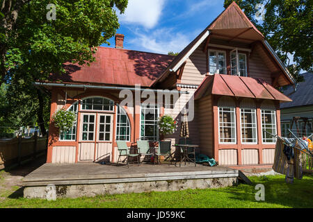 Maison en bois rouge au toit rouge et vert jardin Banque D'Images