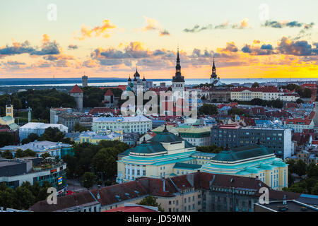 TALLINN, ESTONIE - JUILLET, 30, 2016 : Orange coucher de soleil sur la vieille ville. Les cathédrales de tours et de bâtiments médiévaux vue aérienne. Vue panoramique. Banque D'Images