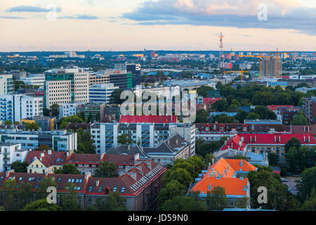 TALLINN, ESTONIE - Juillet 29, 2016 : bâtiments d'affaires modernes, centres commerciaux et quartiers au coucher du soleil Banque D'Images