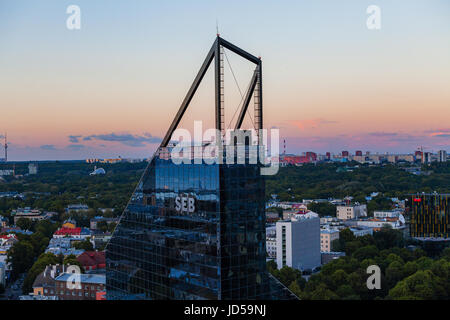 TALLINN, ESTONIE - Juillet 29, 2016 : construction d'affaires moderne au coucher du soleil Banque D'Images