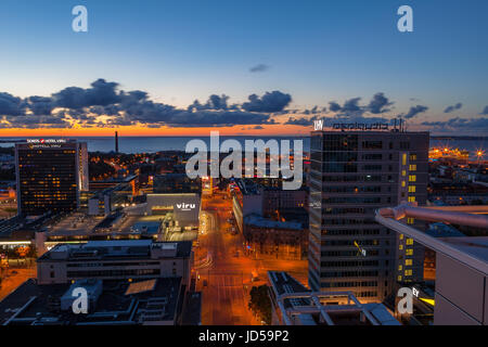 TALLINN, ESTONIE - Juillet 29, 2016 : bâtiments d'affaires modernes, centres commerciaux et quartiers au coucher du soleil Banque D'Images